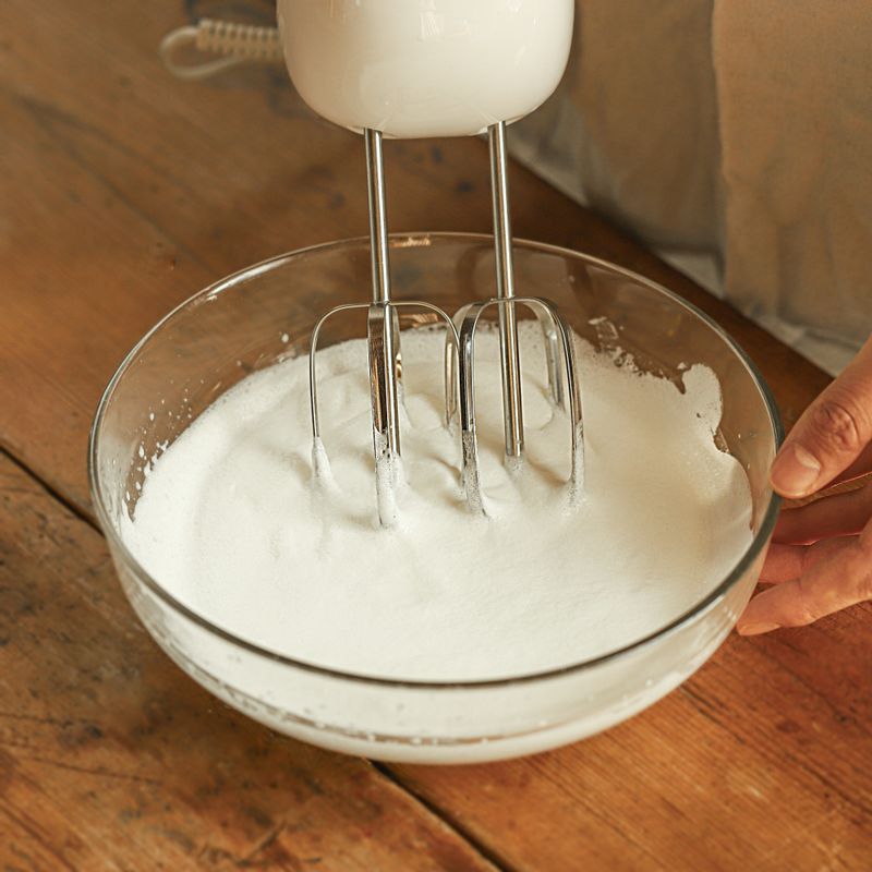 볼에 생크림, 설탕을 넣고 핸드 믹서로 부드럽게 휘핑해 주세요. 으깬 흑임자를 넣어 가볍게 섞어주세요.