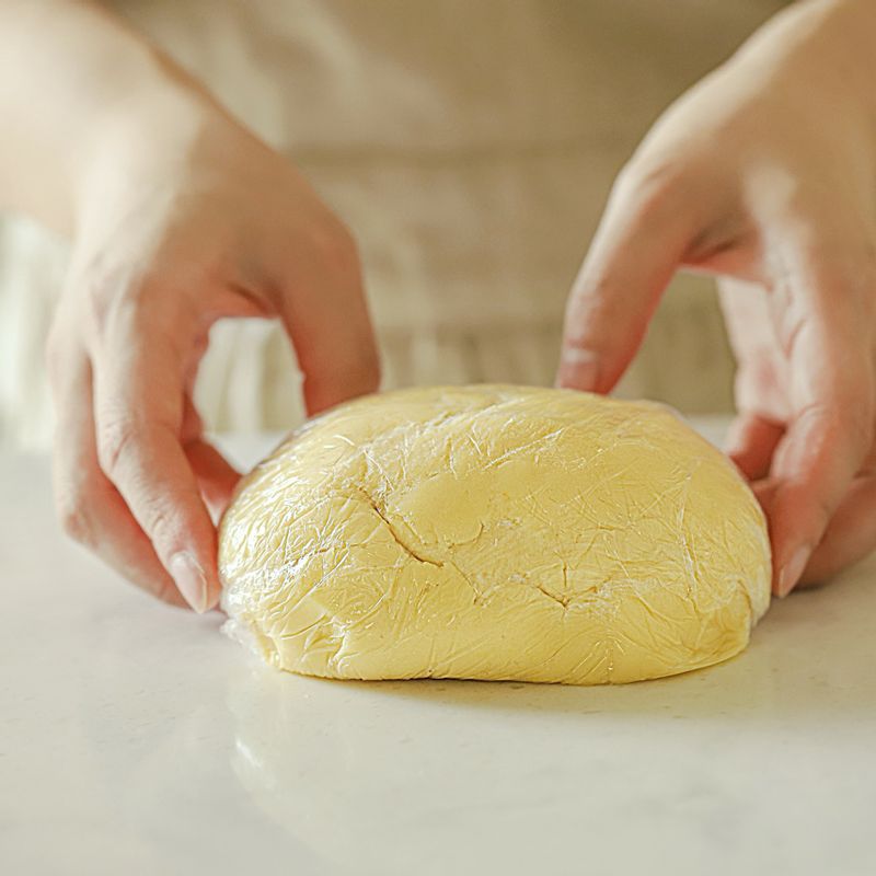 반죽을 랩이나 비닐에 넣고 냉장고에 1시간 이상 휴지시켜주세요.