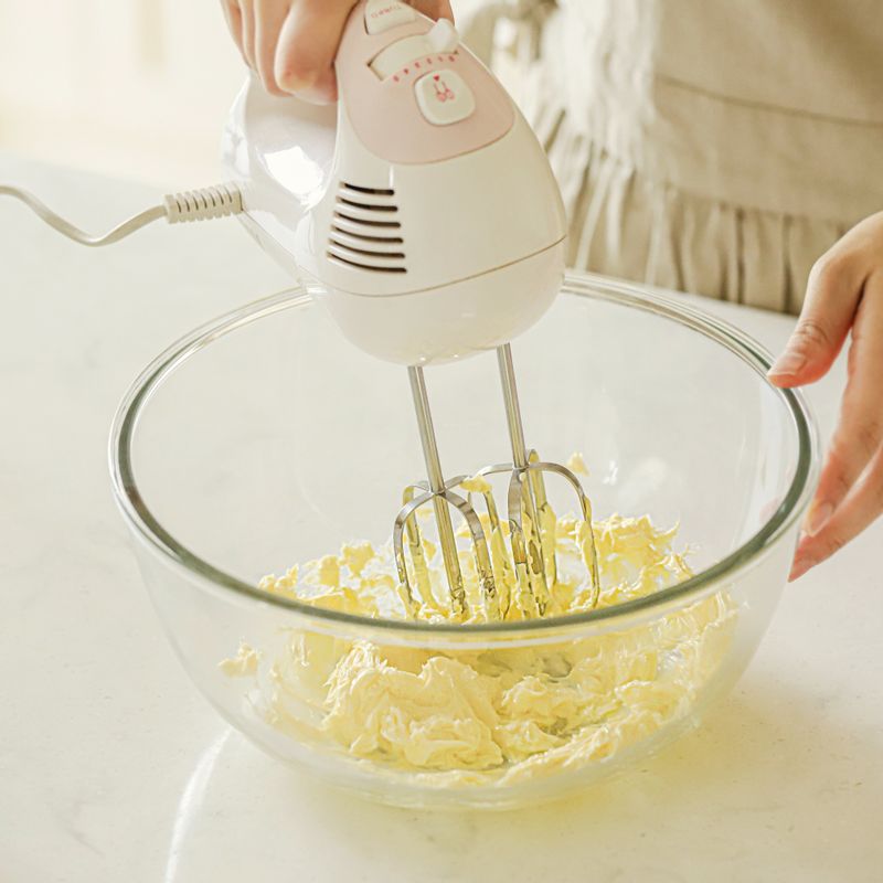 볼에 버터를 넣어 핸드믹서로 부드럽게 풀어주세요. 슈가파우더와 소금을 넣어 섞어주세요.