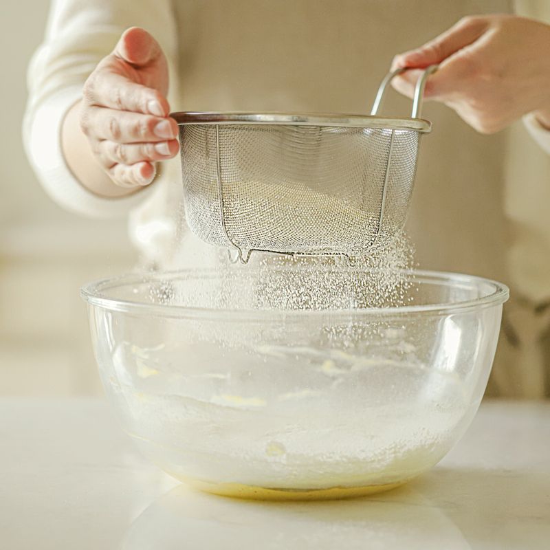 박력분을 체에 내려 주걱으로 가루가 보이지 않을 때까지 가볍게 섞어주세요.