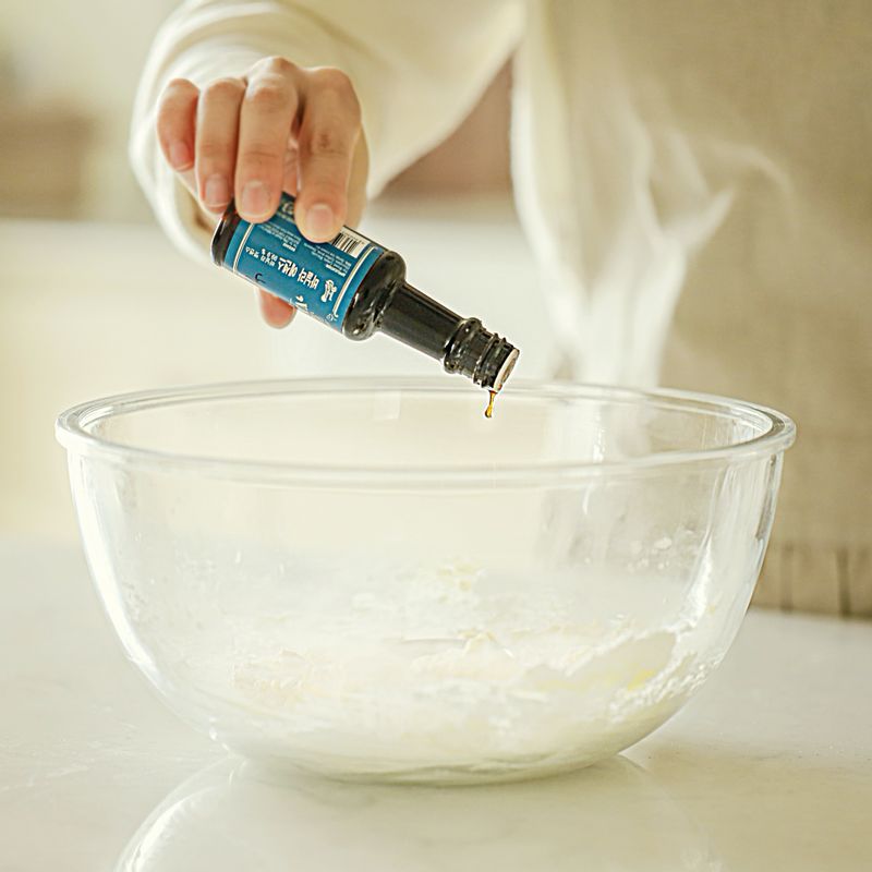 바닐라 익스트랙을 넣어 가볍게 섞은 후, 다른 볼에 달걀을 부드럽게 풀은 후 2~3번에 나누어 섞어주세요.
(달걀을 빨리 저어야 분리되지 않아요)