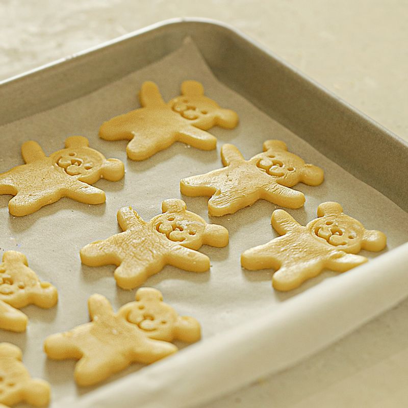 오븐팬에 종이호일을 깔고 곰돌이 팔을 안으로 굽혀 접은 후, 180도로 예열된 오븐에서 15~20분 정도 구워 식혀 주세요.