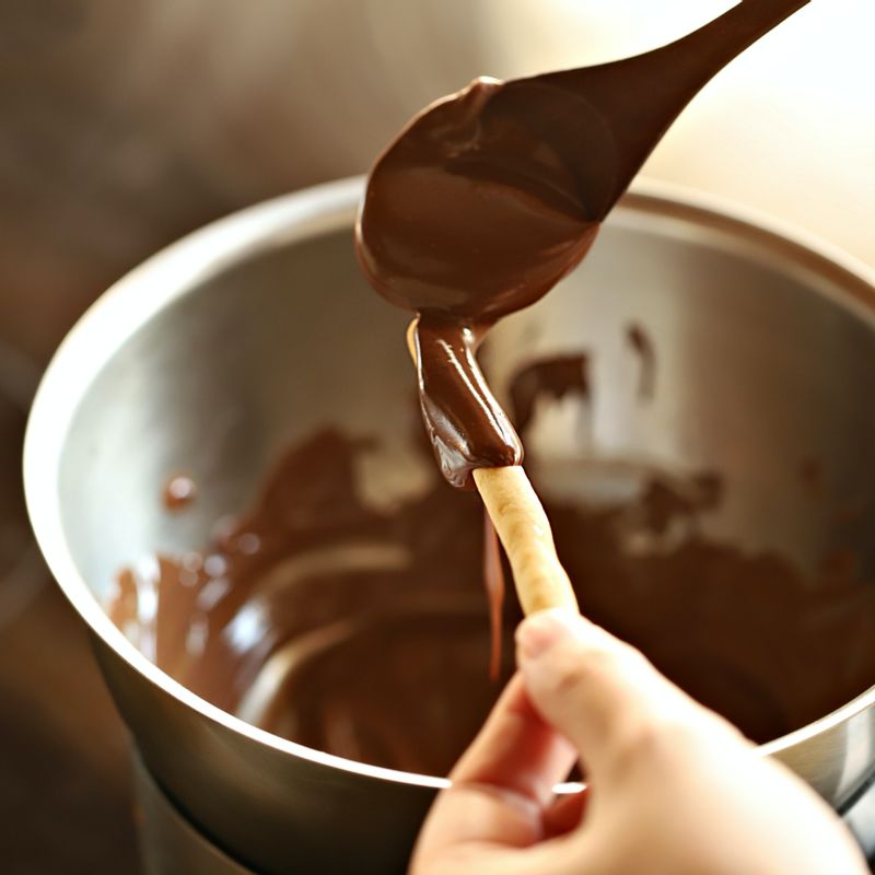 60도 이하의 따뜻한 물에, 초콜릿이 담긴 볼을 올려 저어가며 중탕으로 녹인 후 아몬드를 1/3 정도, 막대 과자를 2/3정도로 묻혀 주세요.
(쿠키 크런치, 스프링클 등 다양한 재료를 활용해 나만의 빼빼로를 만들어 보세요.)