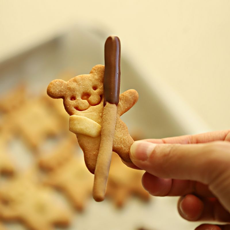 곰돌이 팔에 아몬드 초콜릿과 미니 빼빼로를 안겨 냉동고에서 2시간 이상 굳혀 완성해 주세요. 예쁘게 포장해 선물해 보세요.
(초콜릿이 마르기 전에 바로 쿠키에 붙여야 고정이 잘 돼요)
