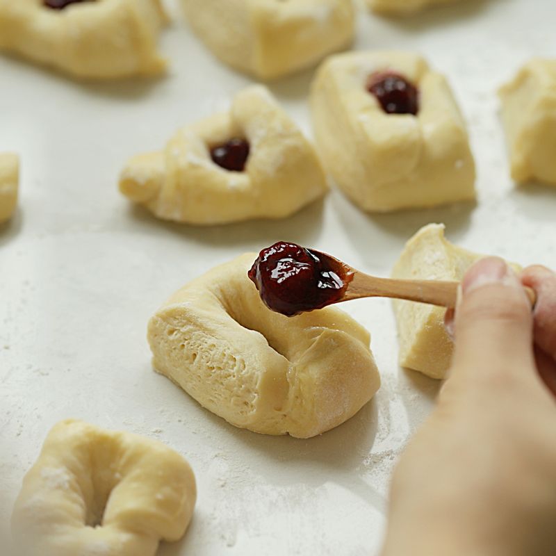 움푹 파인 곳에 잼을 넣어 주세요.