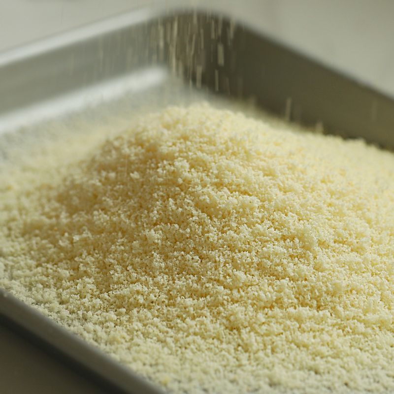 카스테라의 겉면의 갈색부분을 벗겨내고 속살을 체에 내려 고운 가루로 만들어 주세요.