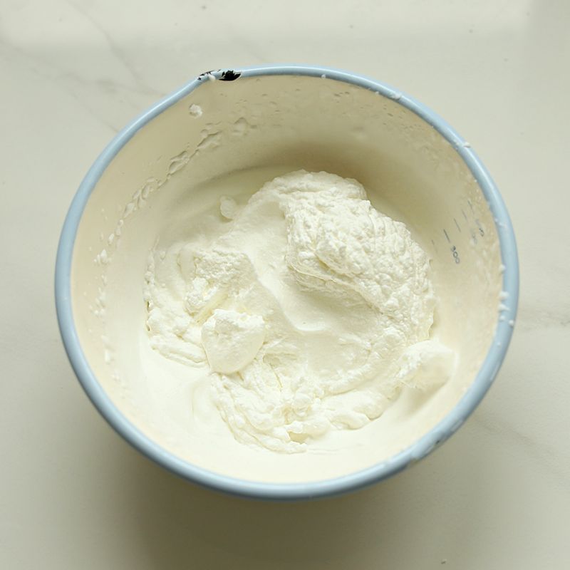 생크림에 설탕 한 큰술을 넣고 휘핑해 주세요.