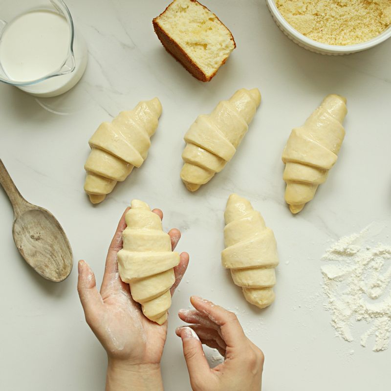 크로와상 꽈배기을 위한 재료 이미지로 크로와상 냉동생지,설탕,카스테라,생크림 등으로 구성 되어있습니다.