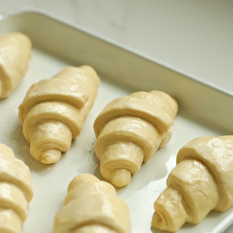 크로와상 냉동 생지를 실온에서 10분 정도 해동해 주세요.