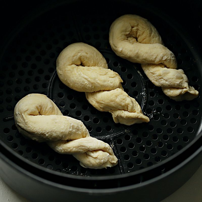 크로와상 꽈배기를 에어프라이기에 170도로 10~13분간 구워 주세요.