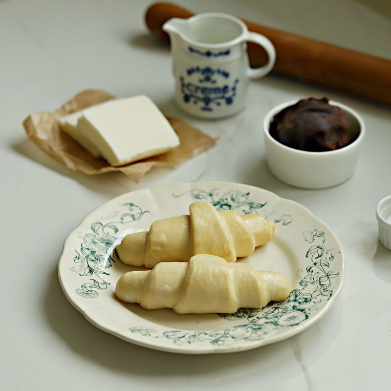 크로플 앙버터을 위한 재료 이미지로 크로와상 냉동생지,생크림,설탕,단팥앙금,가염버터 등으로 구성 되어있습니다.