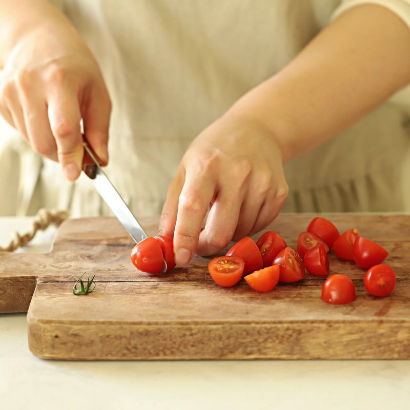 깨끗이 씻은 방울토마토를 반으로 자르고, 볼에 담아 올리브오일, 소금, 후추를 넣어 버무려 주세요.