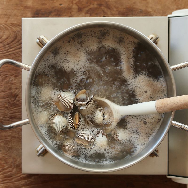 해감한 꼬막은 깨끗이 비벼 씻은 후 끓는물에 청주를 넣어 온도를 떨어뜨린 다음 꼬막을 넣고 한쪽 방향으로 저어주면서 삶다가 입이 벌어지기 시작하면 체로 건져 살만 발라주세요.
(tip 꼬막 삶은 맑은 윗물은 버리지 않고 쌀뜨물과 함께 섞어 육수로 사용해 주셔도 돼요.)