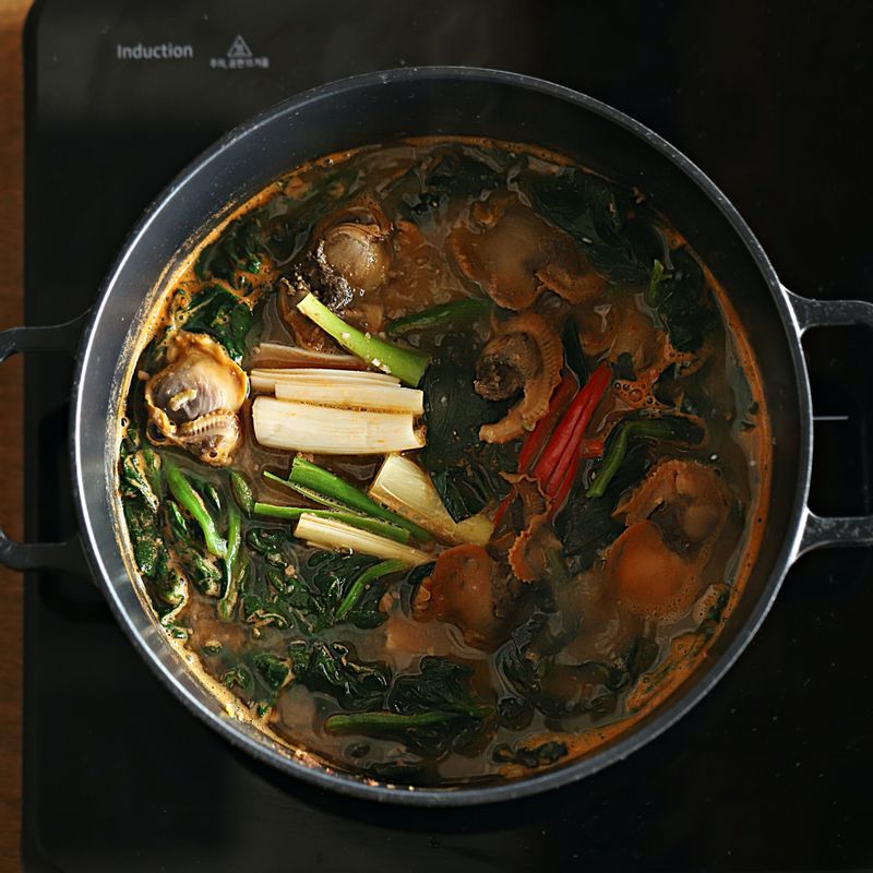 마지막에 삶은 꼬막과 대파, 홍고추를 넣어 한소끔 더 끓여 완성해주세요.(tip 부족한 간은 약간의 소금을 가감해서 조절해주세요.)