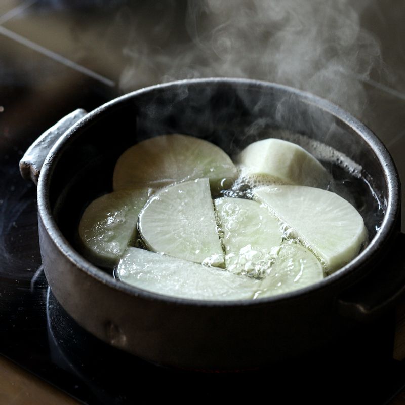 냄비에 멸치다시마육수와 무를 넣어 5분 정도 끓이다가 양념 재료를 넣어 끓여주세요.