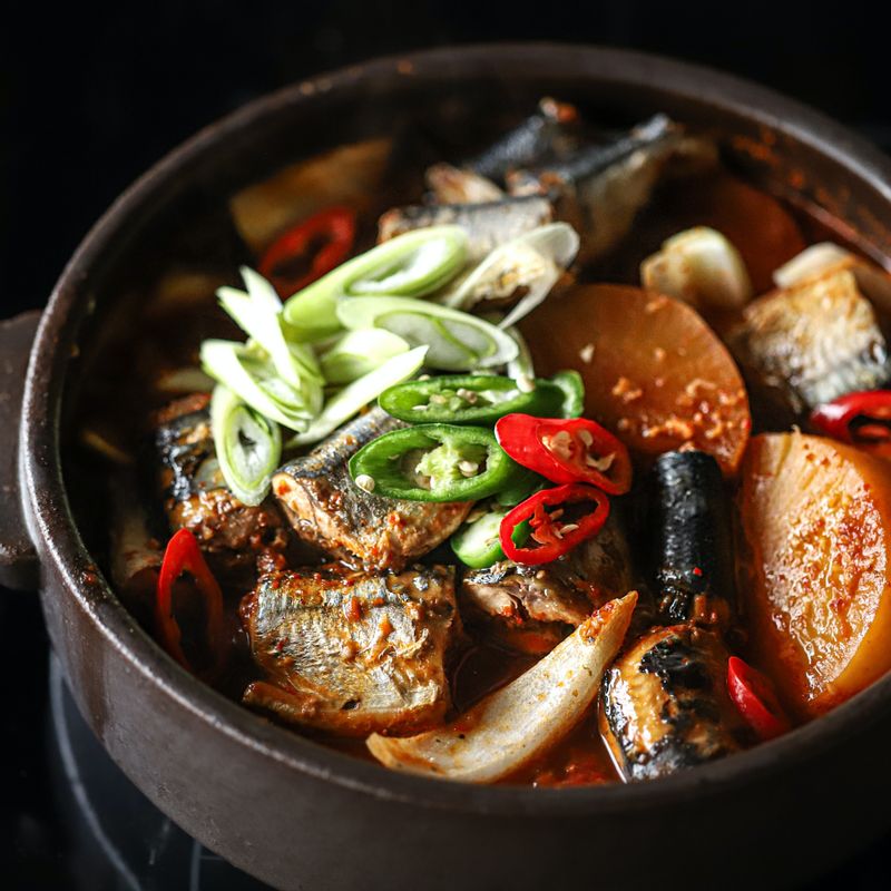 마지막에 대파와 청양고추, 홍고추를 넣어 국물이 자작해 질 때까지 중약불에서 졸여주세요.