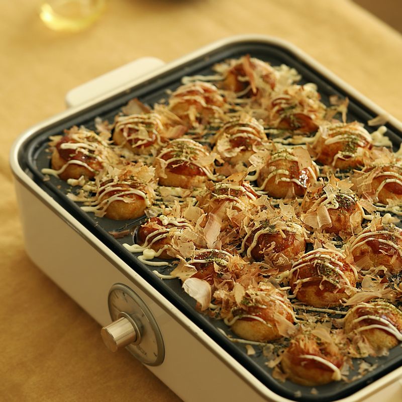 타코야끼를 접시에 담고 마요네즈, 돈가스 소스 등을 취향에 맞게 뿌리고 파래가루와 가쓰오부시를 올려 맛있게 즐겨주세요.