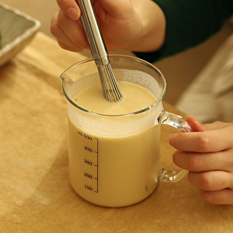 반죽재료를 볼에 넣어 섞어주세요. 문어는 작게 썰고 쪽파는 송송 썰어주세요.