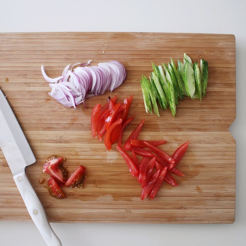 적양파는 얇게 채 썰고 토마토는 4등분 해서 씨 부분을 제거하고 굵게 채 썰어주세요.