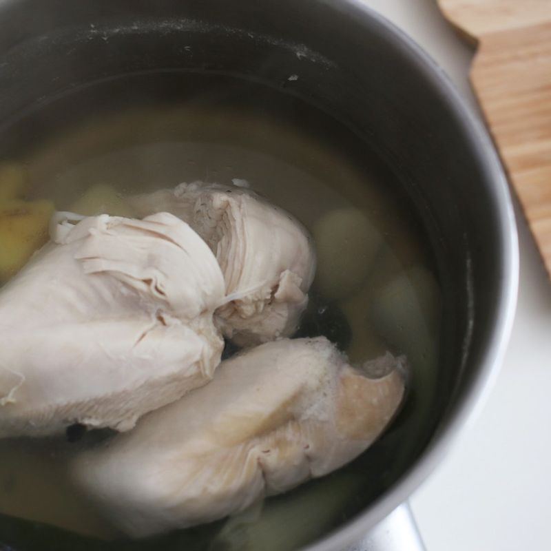 냄비에 닭이 잠길 정도의 물과 닭 삶는 물재료를 넣고 끓으면 닭가슴살을 넣어 15분간 삶습니다.