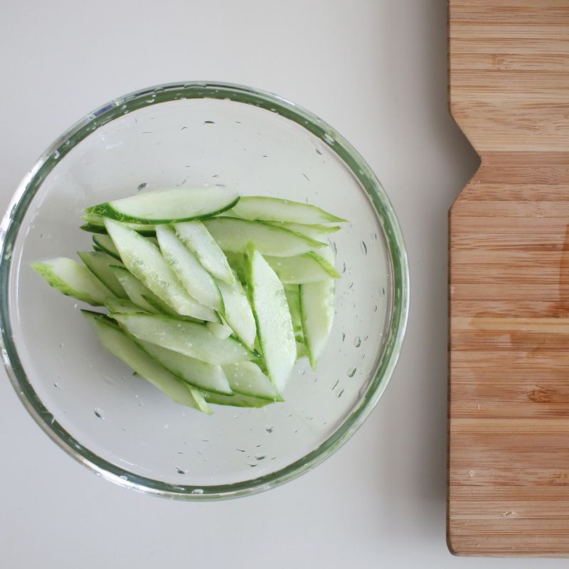 오이는 4등분 해서 씨 부분을 제거하고 어슷하게 썬 후 소금을 살짝 뿌려두었다 물기를 꼭 짭니다.