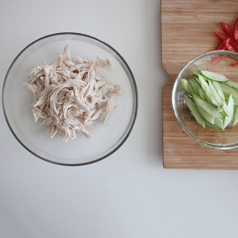 닭가슴살은 결대로 굵게 찢은 후 소금, 후추로 밑간을 합니다.