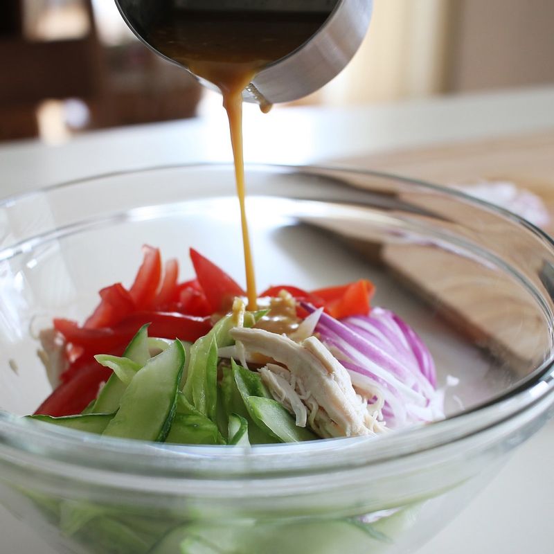 겨자소스 재료를 잘 섞은 후 냉장고에 넣어 차갑게 준비해주세요.