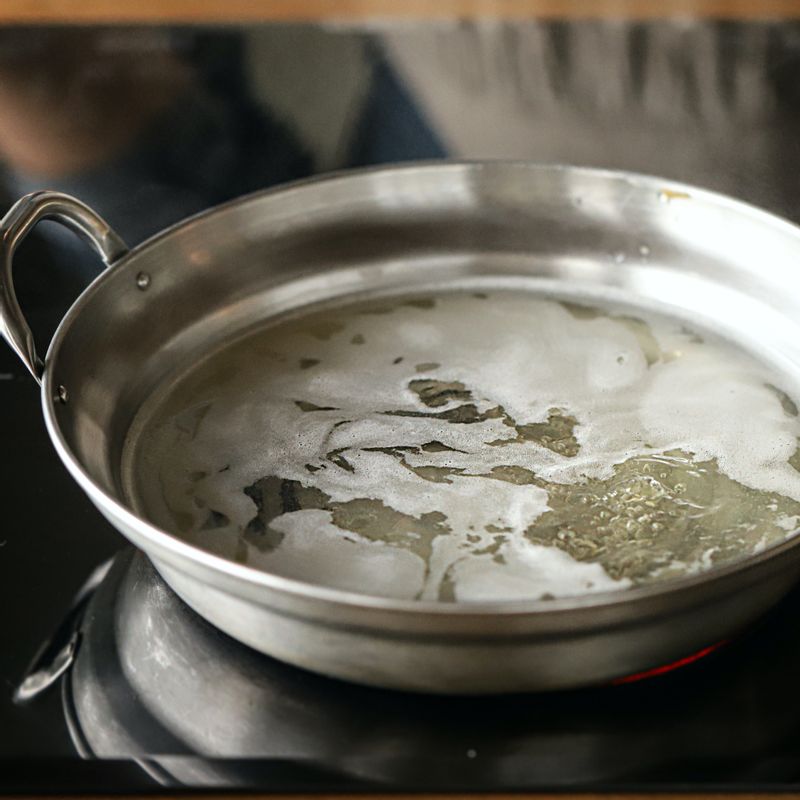 냄비에 멸치 새우 다시마 육수를 붓고 끓기 시작하면 감자와 미더덕, 양파, 국물 양념 재료를 넣어 끓여주세요.