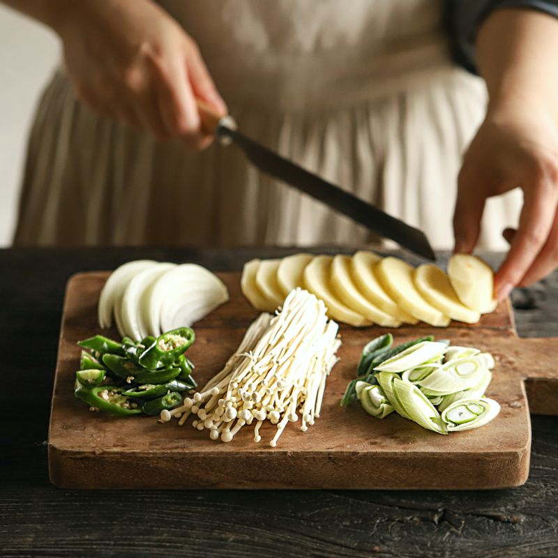 감자는 먹기 좋은 두께로 자르고 양파는 채를 썰어주세요. 팽이버섯은 밑동을 자른 후 먹기 좋게 찢고 대파와 청양고추는 어슷하게 썰어주세요.
