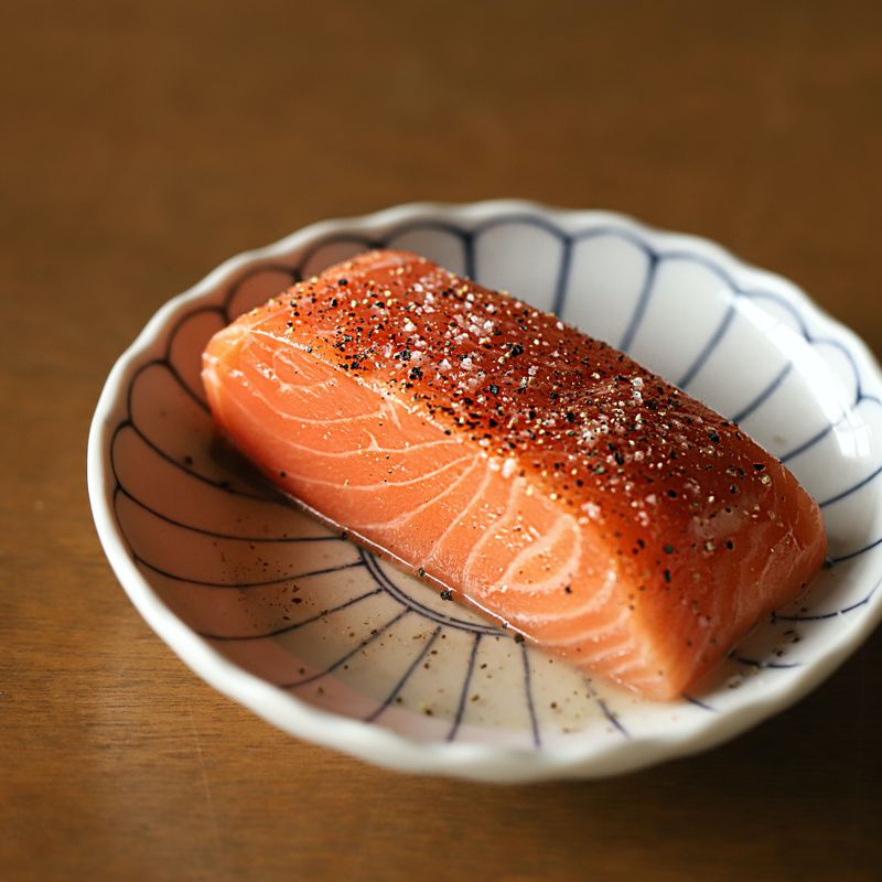 연어에 소금, 후춧가루, 맛술을 뿌려 5~10분 정도 재워주세요.
(tip. 연어 통조림이나 훈제연어는 간이 되어있으니 소금을 생략해도 좋아요)