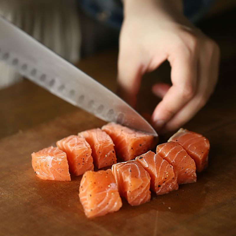 연어는 한입 크기 (1~2cm 두께) 로 잘라 찜용 그릇에 담고 달걀 물을 그릇의 5~60% 정도만  채워 랩을 씌워주세요.
(tip. 표면의 거품이 없어야 매끄러운 달걀찜이 되요. 달걀찜 위에 올릴 연어 한 두조각을 빼두세요)