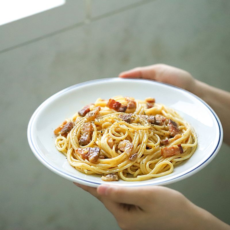 완성된 까르보나라를 접시에 담고 후춧가루를 뿌려 맛있게 즐겨주세요.
(고운 후춧가루보다 그라인더로 갈아 사용하는 통후추를 사용하면 더욱 풍미가 좋아져요.)