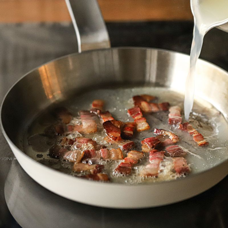 볶아진 판체타에 삶아 둔 면과 면수를 넣고 한 번 더 끓인 후 불을 끄고 팬을 식혀 주세요.