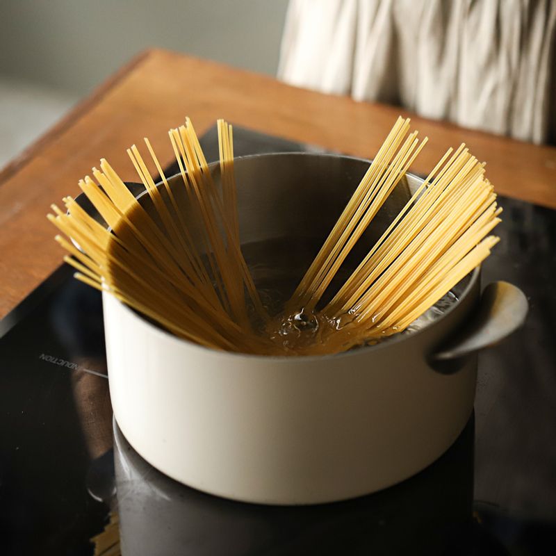 끓는 물에 소금과 면을 넣어 8분 정도 삶아주세요.
삶아진 면은 채반에 받쳐 물기를 빼고 올리브유를 넣어 버무려주세요.