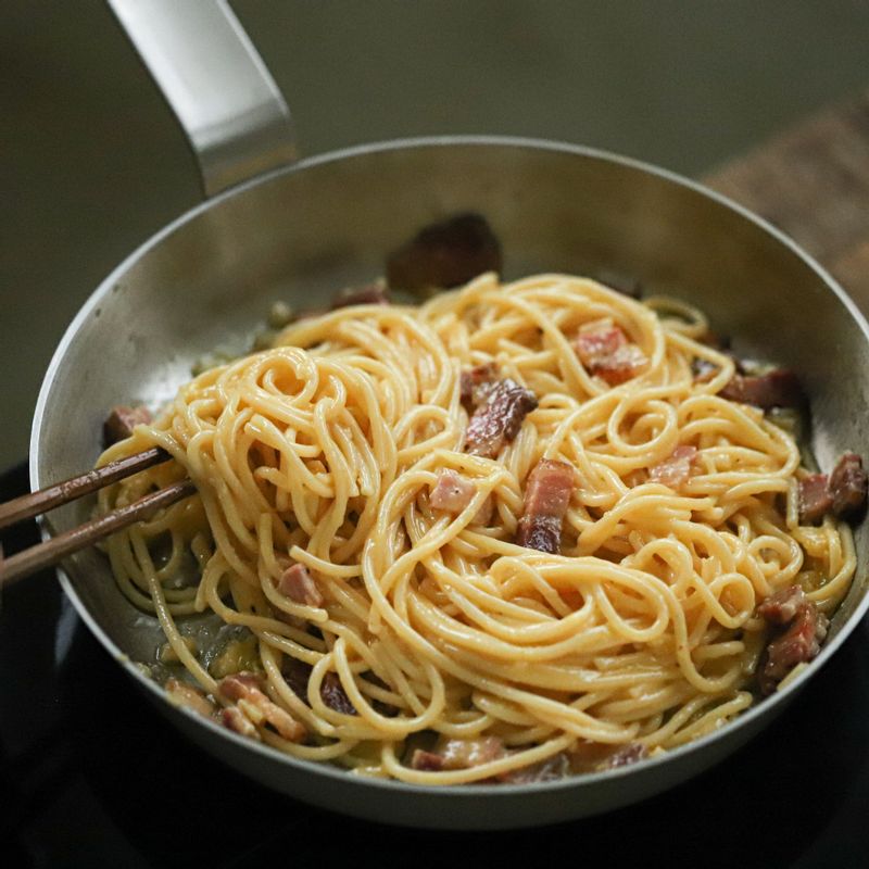 달걀1개와 노른자1개는 볼에 담고, 파마산 치즈를 넣어 잘 섞어 주세요. 미지근하게 식힌 면에 계란물을 면에 붓고 노른자와 치즈가 크리미 해지도록 재빨리 섞어주세요.
(tip. 팬이 뜨거우면 달걀이 익어서 스크램블이 되니 주의하세요.)
