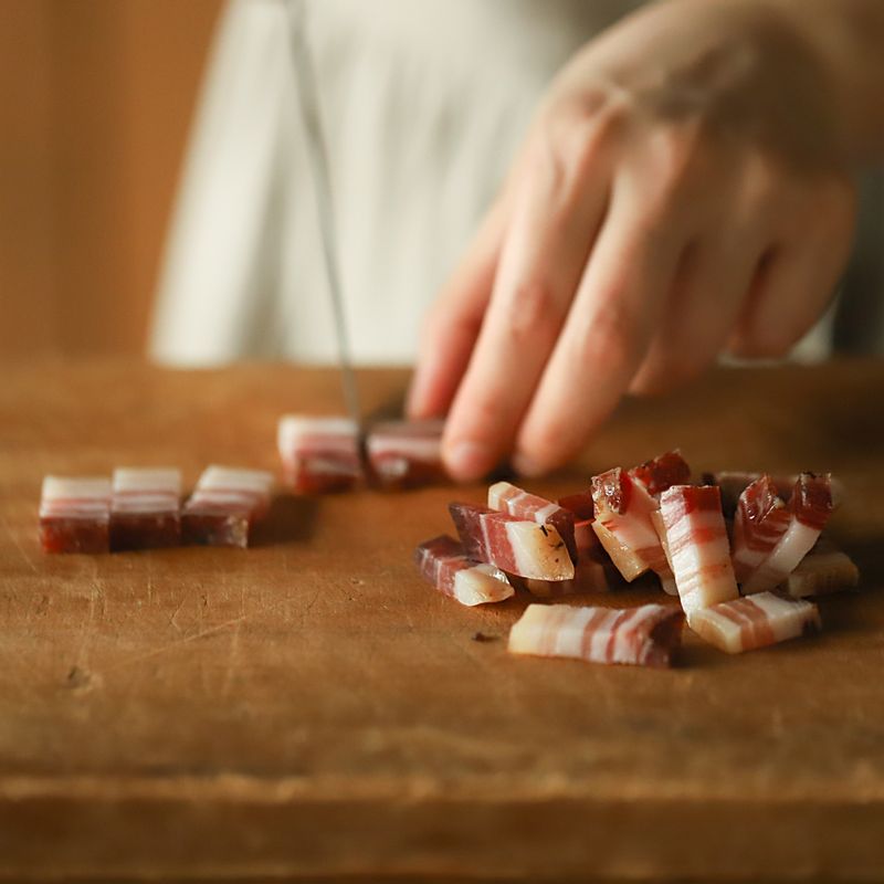 판체타는 0.5~1cm 크기로 잘라 달궈진 팬에 넣고 기름이 충분히 나올 때 까지 볶아 주세요.