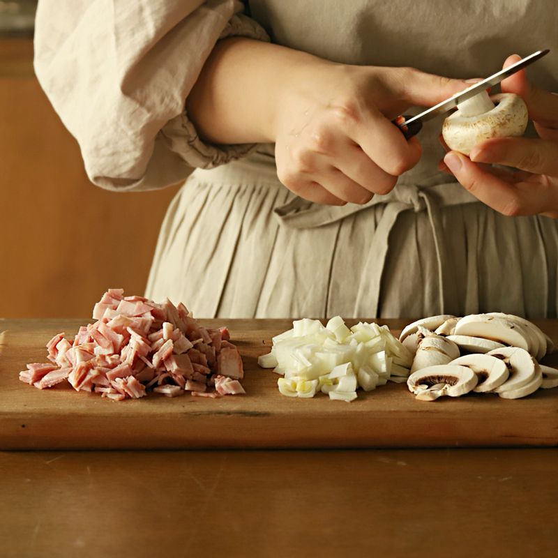 양파와 베이컨은 먹기 좋게 자르고 양송이 버섯은 슬라이스해주세요.