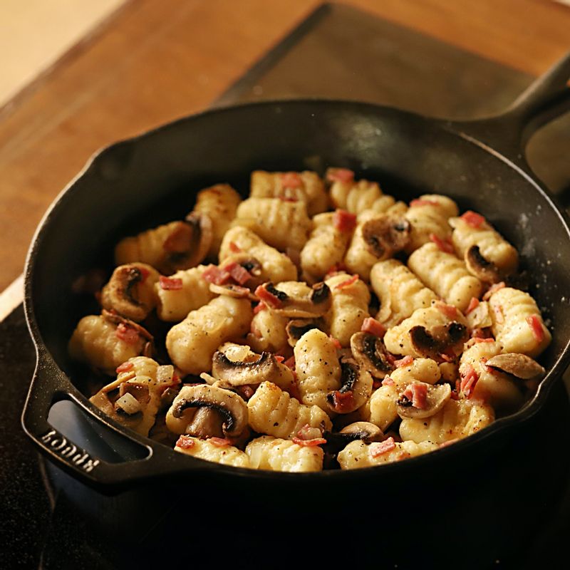 완성된 뇨끼 파스타에 파마산 치즈를 갈아 넣고 파슬리를 뿌려 맛있게 즐겨주세요.