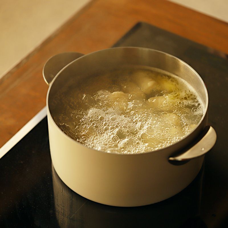 끓는 물에 올리브오일 1작은술과 소금 약간을 넣은 후 뇨끼 반죽을 넣어주세요. 서로 달라붙지 않도록 저어가며 2~3분간 삶은 후 건져 주세요.