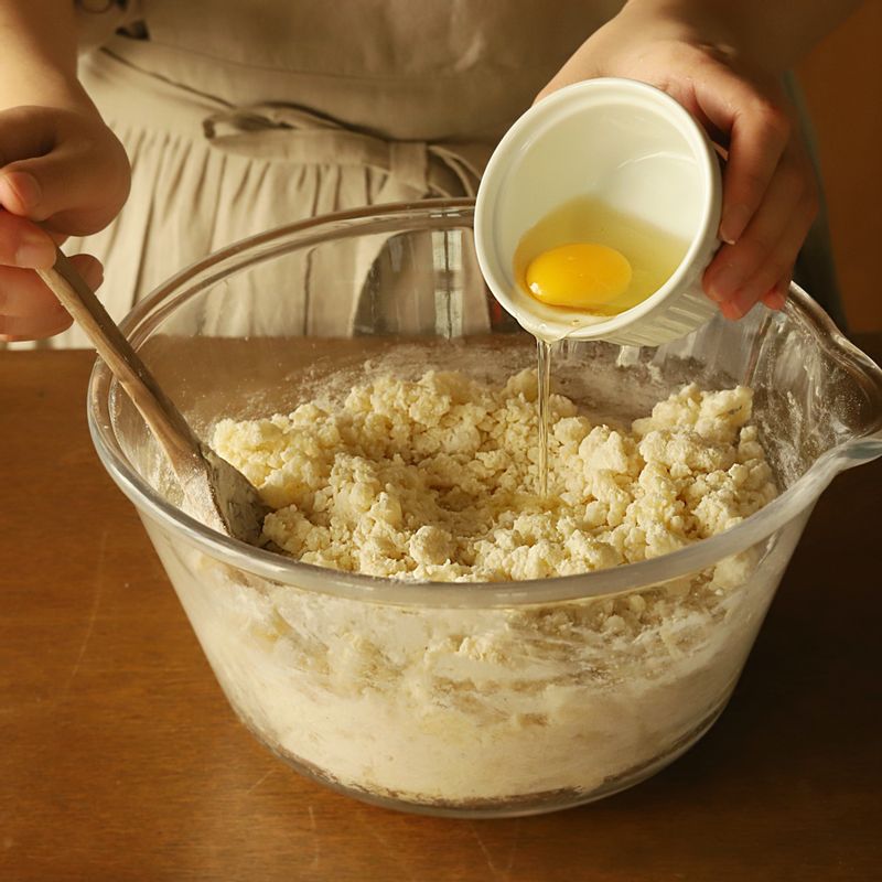 삶은 감자는 껍질을 벗긴 후 포크로 으깨고, 소금 1작은 술을 넣어 간을 맞춰주세요. 으깬 감자에 밀가루를 넣어 섞은 후 달걀을 넣어 반죽을 완성해 주세요.
(뇨끼 반죽은 너무 많이 치대면 반죽의 식감이 질겨질 수 있으니 주의해주세요/ 감자의 반죽이 조금 질다면 밀가루를 적당량 추가해 반죽의 농도를 맞춰주세요)