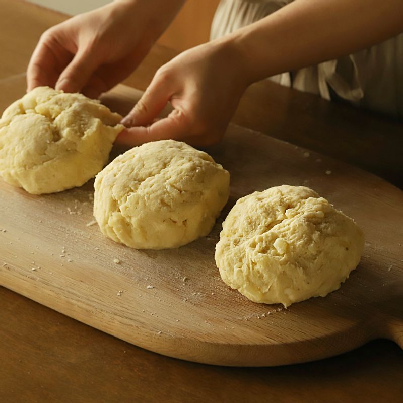 반죽을 2~3등분으로 나눈 후 손으로 길게 밀어 일정한 크기로 잘라주세요. 포크에 뇨끼 반죽을 올린 후 손가락으로 가볍게 밀어내어 뇨끼를 빚어주세요.
(포크 자국으로 소스가 배어 맛있게 드실 수 있답니다.)