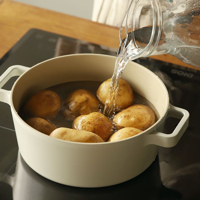 냄비에 씻은 감자와 잠길정도의 물, 소금 1작은술을 넣어 30분 정도 삶아주세요.
(tip. 감자는 찬물에서부터 같이 넣고 삶아야 속까지 잘 익힐 수 있어요.)