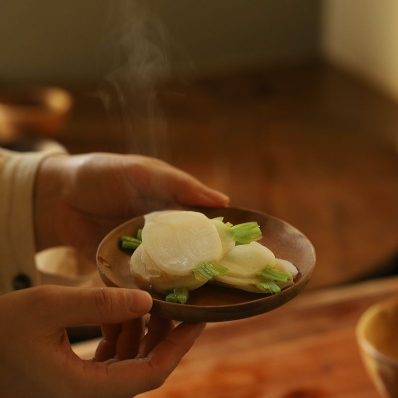 무는 얇게 슬라이스 해 주세요. 끓는 물에 식초 약간 을 넣고 무를 1분간 데쳐 주세요.