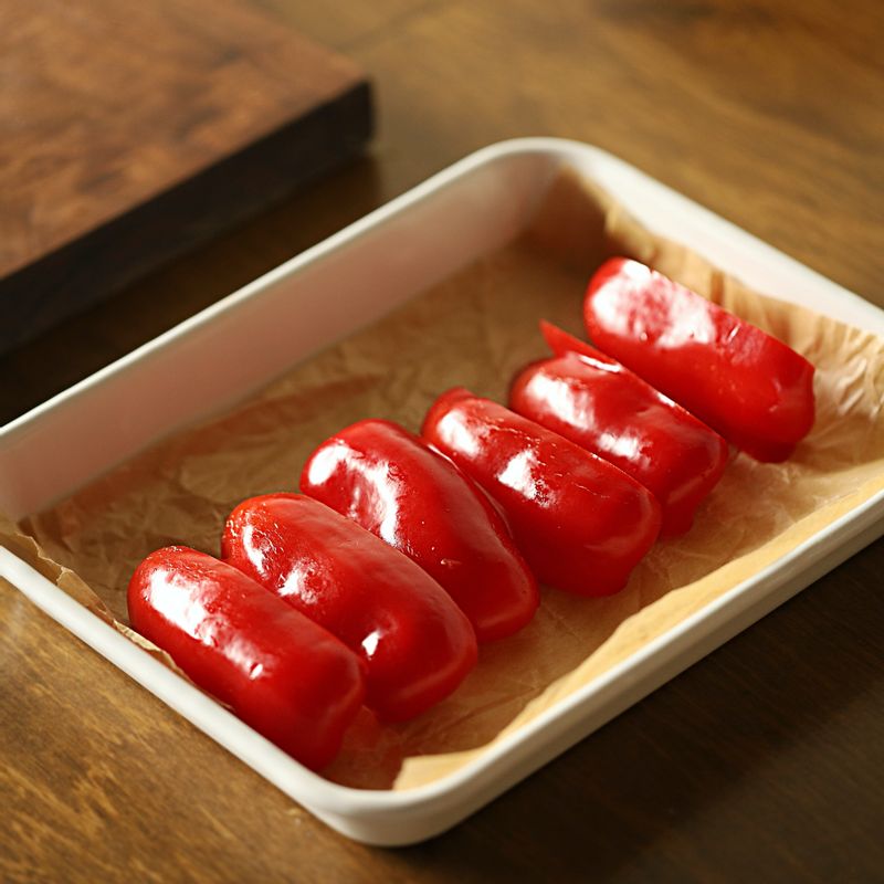 깨끗이 씻은 파프리카는 꼭지를 떼고 길게 6등분 한 후 씨를 제거하고 오븐 팬에 담아 주세요.
170도로 예열된 오븐에 넣고 30분 정도 구워주세요. 구워진 파프리카는 껍질을 벗겨주세요.
(밥짓기와 동시에 조리하면 시간을 단축할 수 있어요)