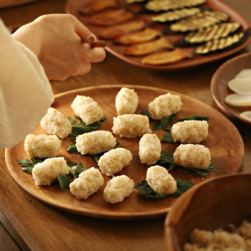 적당량을 손으로 쥐어 초밥을 만들어 주세요.
(tip. 손에 밥이 달라붙을 수 있으니 물을 준비해 주세요.)