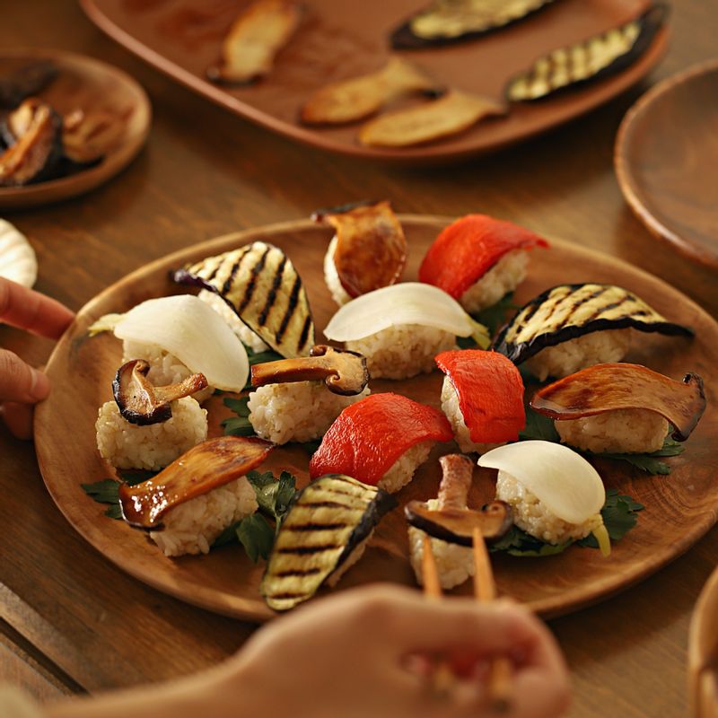 밥 위에 준비된 채소를 올려 초밥을 완성해 주세요. 김이나 감태 띠를 둘러주세요.
(기호에 따라 생고추냉이 를 곁들여 주세요)
