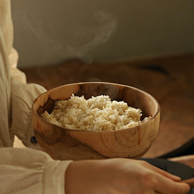 냄비에 불린 현미와 씻은 쌀을 담고 물과 다시마를 넣어 센 불에서 끓여 주세요.
물이 끓으면 중약불로 줄여 10분간 더 끓인 다음, 불을 끄고 10분 정도 뜸을 들여 주세요.