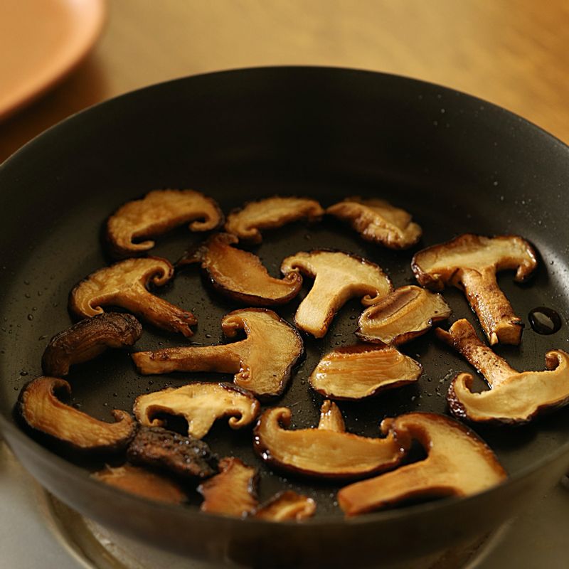 달군 팬에 기름을 두른 후 표고버섯과 새송이 버섯을 중약불에서 노릇하게 구워주세요. 조림 소스를 붓고 약불에서 2~3분간 졸여주세요.