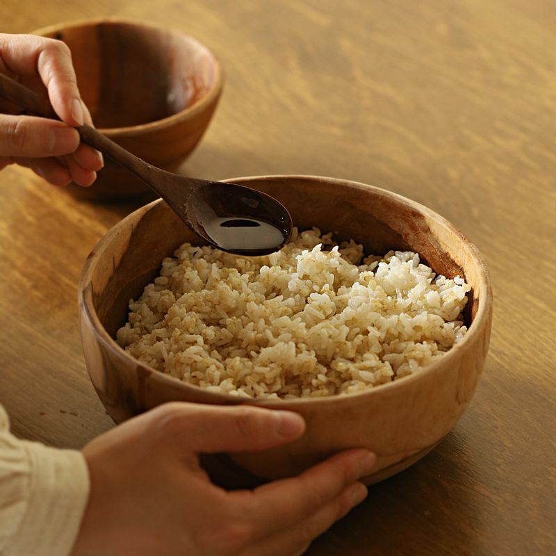 단촛물 재료를 잘 섞어주세요. 큰 볼에 밥과 단촛물을 넣고 주걱으로 살살 섞어 주세요.
밥이 마르지 않도록 젖은 면보를 덮어 주세요.