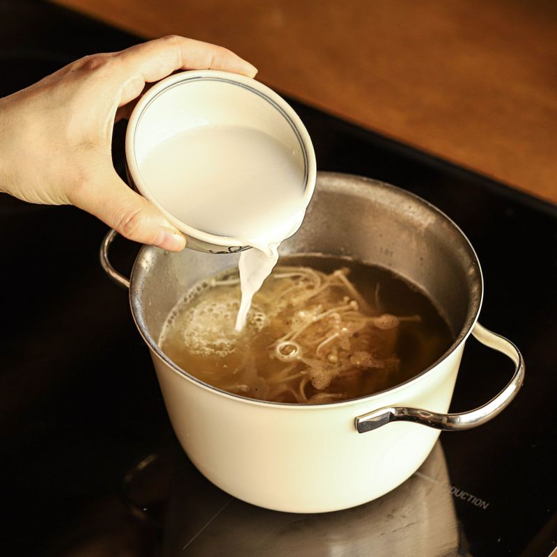 약불로 줄여 전분물로 농도를 맞춘 후 흰자를 넣어 가볍게 저어주세요.